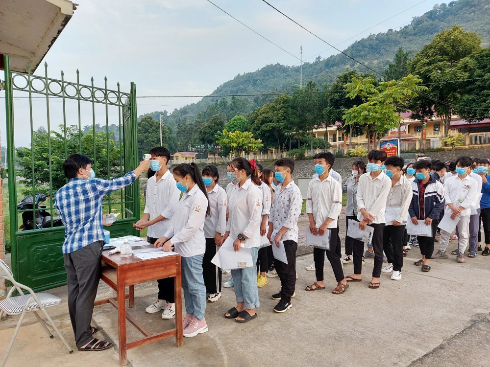 Các thí sinh được kiểm tra thân nhiệt trước khi vào điểm thi.