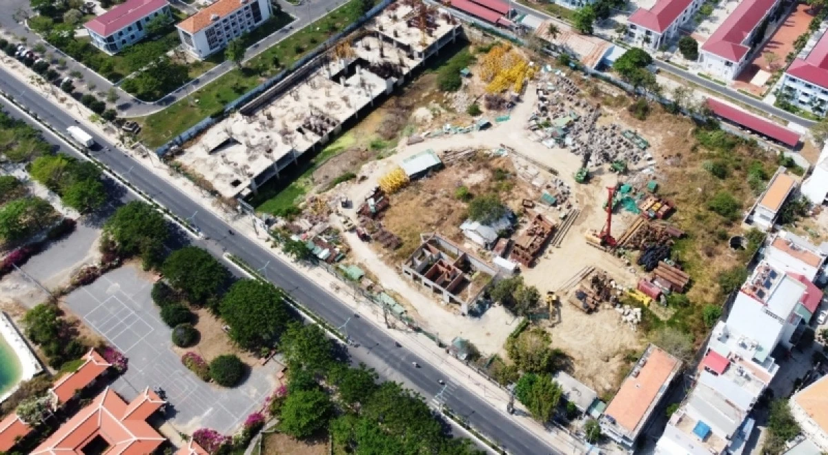 Khu đất 28 E đường Trần Phú nằm bên bờ biển Nha Trang.