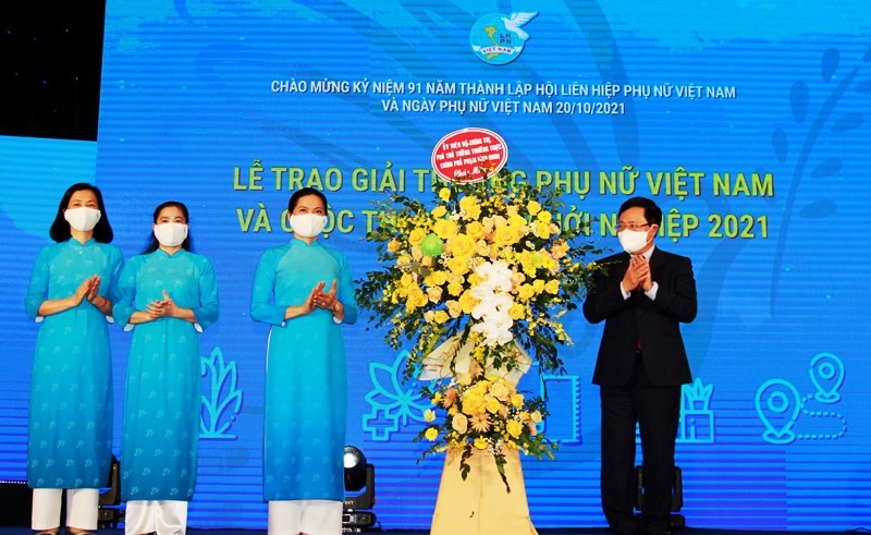 Phó Thủ tướng Thường trực Phạm Bình Minh trao lẵng hoa tặng Hội Liên hiệp Phụ nữ Việt Nam. Phó Thủ tướng Thường trực Phạm Bình Minh trao lẵng hoa tặng Hội Liên hiệp Phụ nữ Việt Nam.