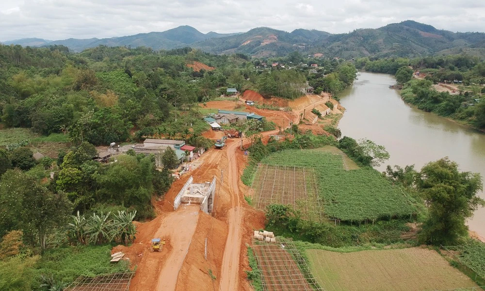 Dòng Ngòi Bo bồi đắp cho những làng quê thêm trù phú.