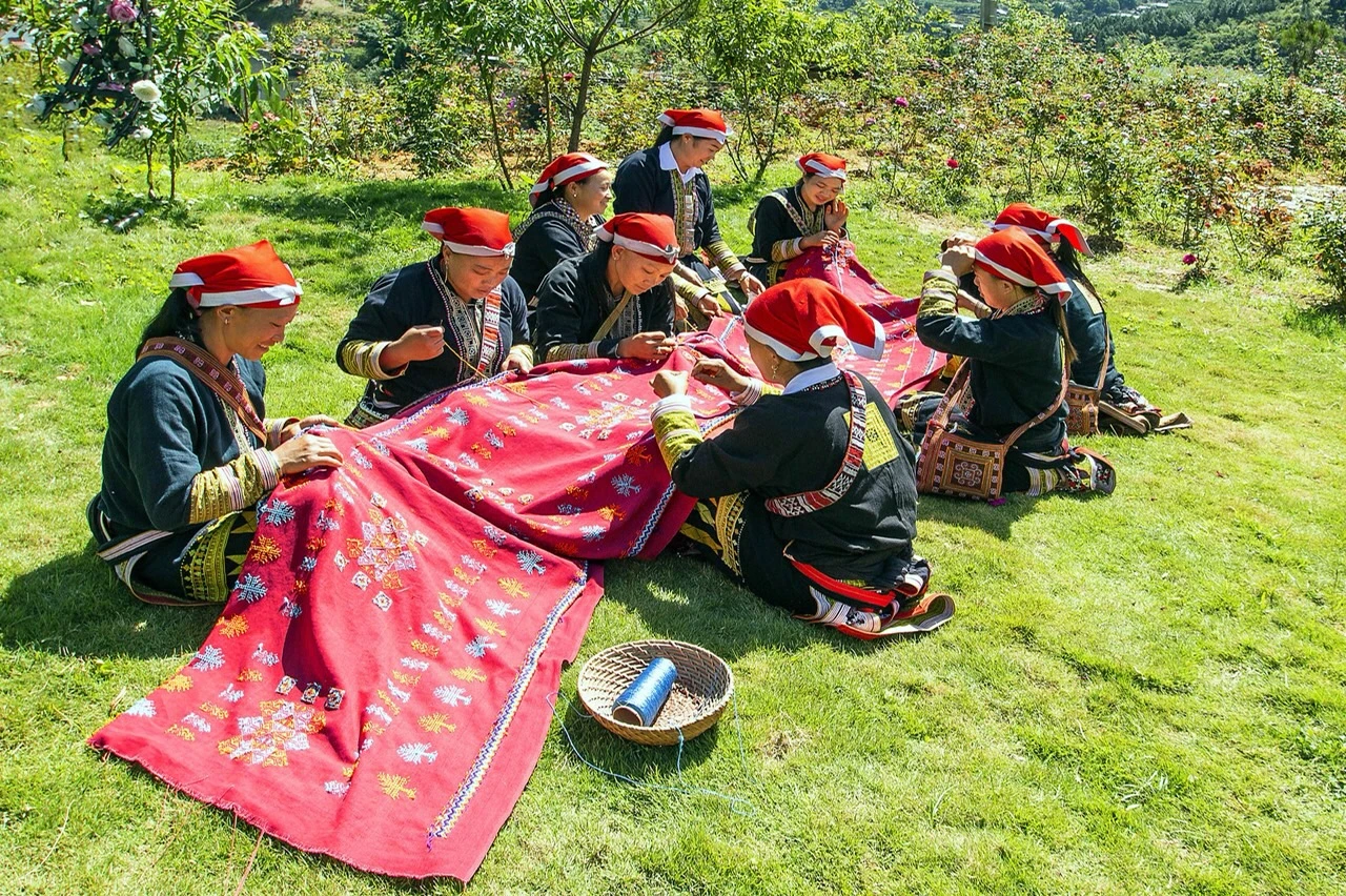 Nghề thêu, dệt thổ cẩm ở Sa Pa ngày càng phát triển.
