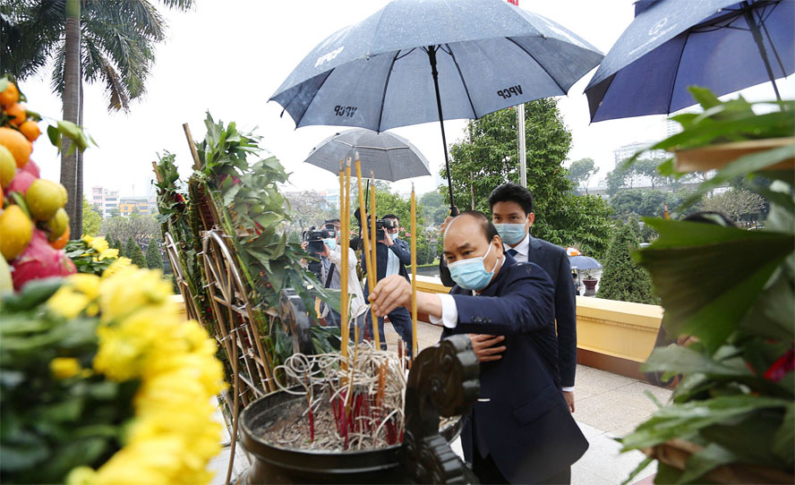 Lãnh đạo Đảng, Nhà nước viếng Chủ tịch Hồ Chí Minh và tưởng niệm các Anh hùng liệt sĩ ảnh 5