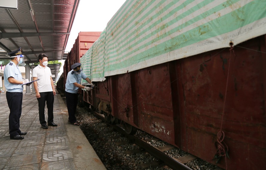 Cán bộ Hải quan Cửa khẩu Quốc tế Ga đường sắt Lào Cai kiểm tra việc thông quan hàng hóa.
