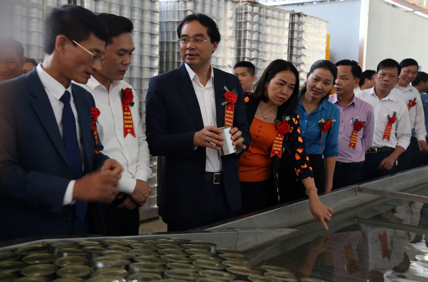 Các đại biểu tham quan khu vực chế biến dứa đóng hộp xuất khẩu.