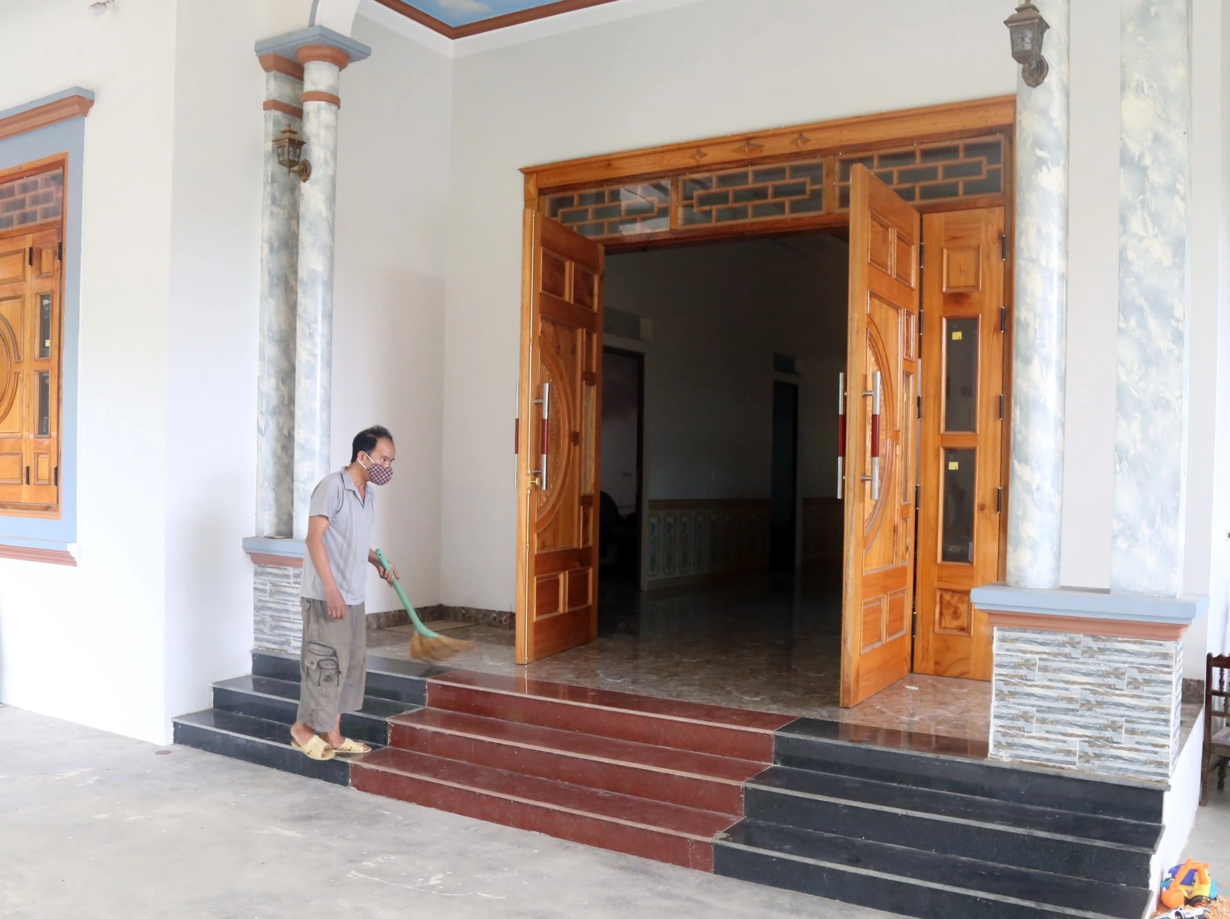 Nhờ chăm chỉ lao động, sản xuất, gia đình ông Sún đã xây dựng được ngôi nhà khang trang.