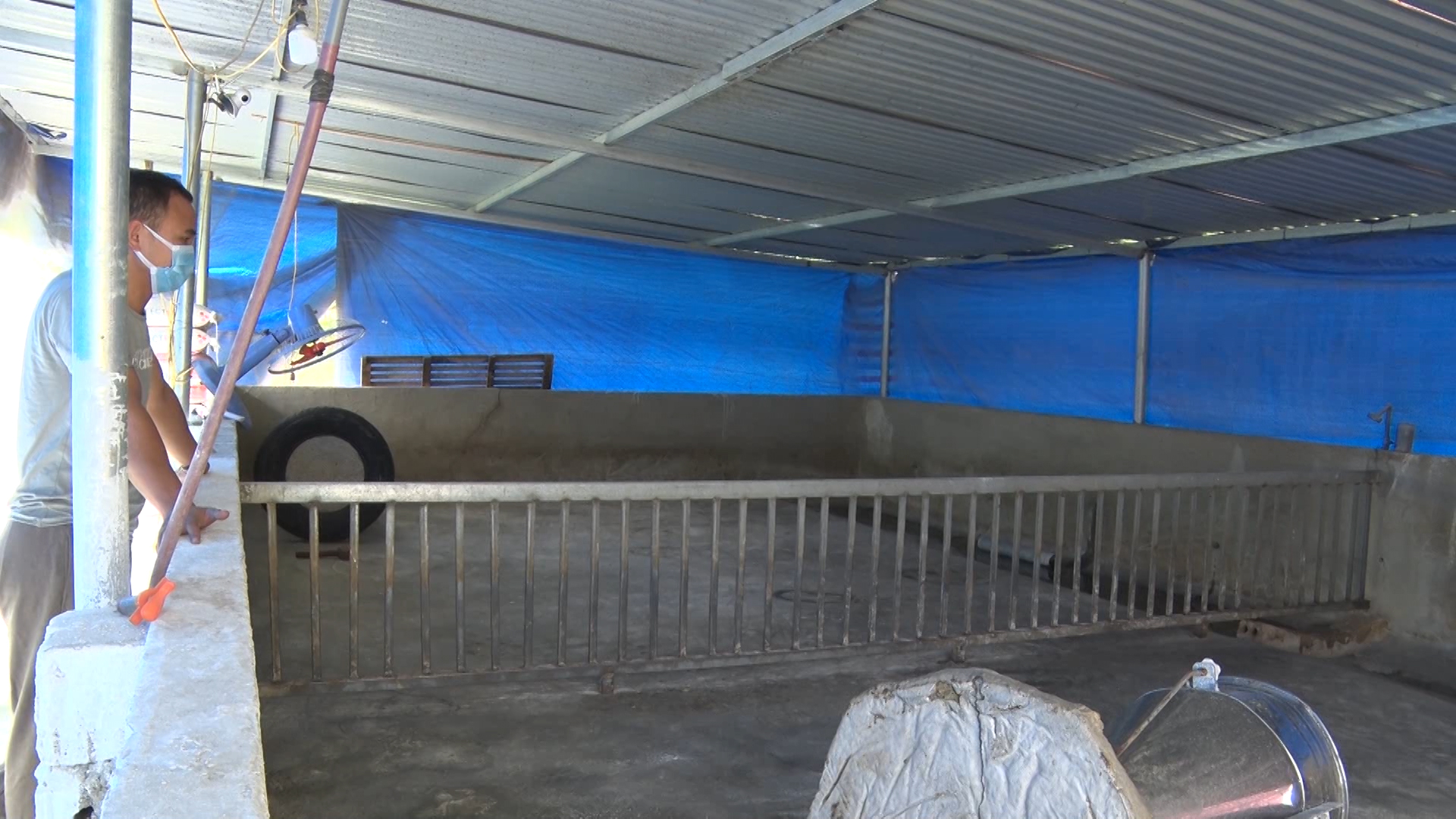 Người chăn nuôi ngậm ngùi nhìn chuồng trại trống không. Người chăn nuôi ngậm ngùi nhìn chuồng trại trống không.