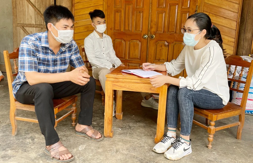 Bí thư Chi bộ thôn Làng Mạ Mai Văn Duy trao đổi với phóng viên.