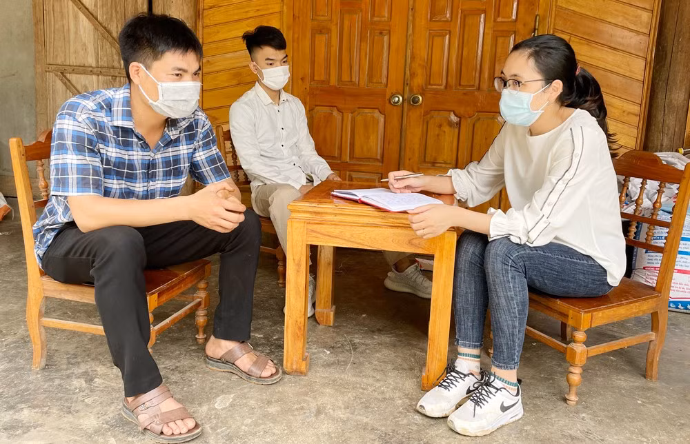 Bí thư Chi bộ thôn Làng Mạ Mai Văn Duy trao đổi với phóng viên.