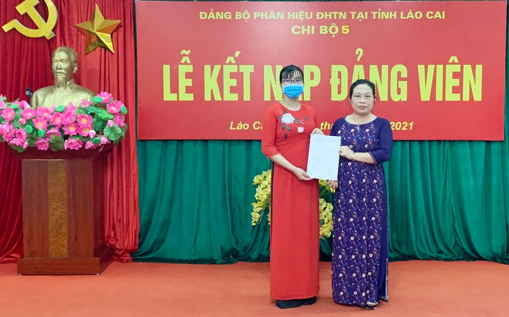 Trao Quyết định kết nạp Đảng cho học sinh Nguyễn Thị Thu Thảo.