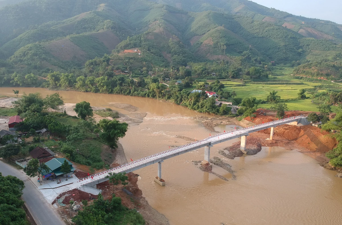 Cầu Bến Chuân mới đáp ứng lòng mong mỏi của người dân địa phương.