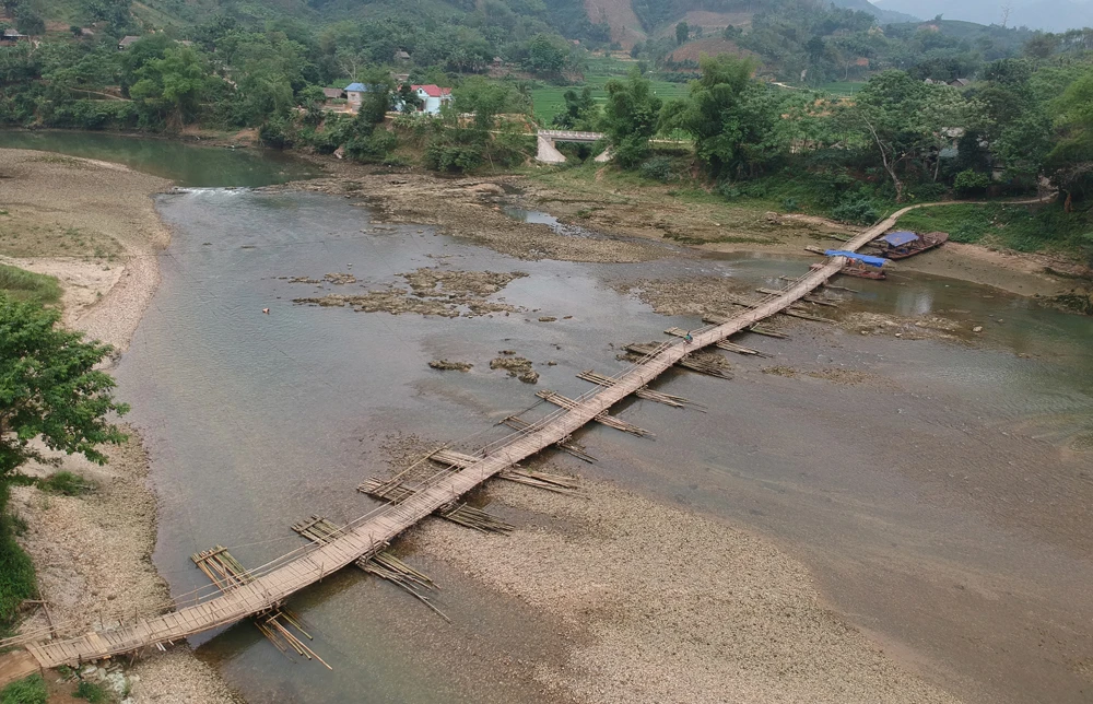 Cầu phao Bến Chuân qua sông Chảy trước đây không an toàn vào mùa mưa lũ.
