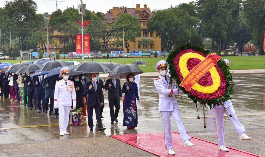 Lãnh đạo Đảng, Nhà nước viếng Chủ tịch Hồ Chí Minh và tưởng niệm các Anh hùng liệt sĩ ảnh 6 Lãnh đạo Đảng, Nhà nước viếng Chủ tịch Hồ Chí Minh và tưởng niệm các Anh hùng liệt sĩ ảnh 6