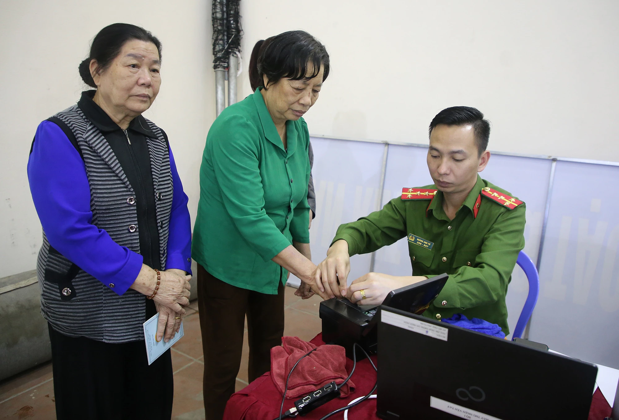 Hiện, Lào Cai đã hoàn thành gần 45.000 hồ sơ gửi Bộ Công an. Hiện, Lào Cai đã hoàn thành gần 45.000 hồ sơ gửi Bộ Công an.