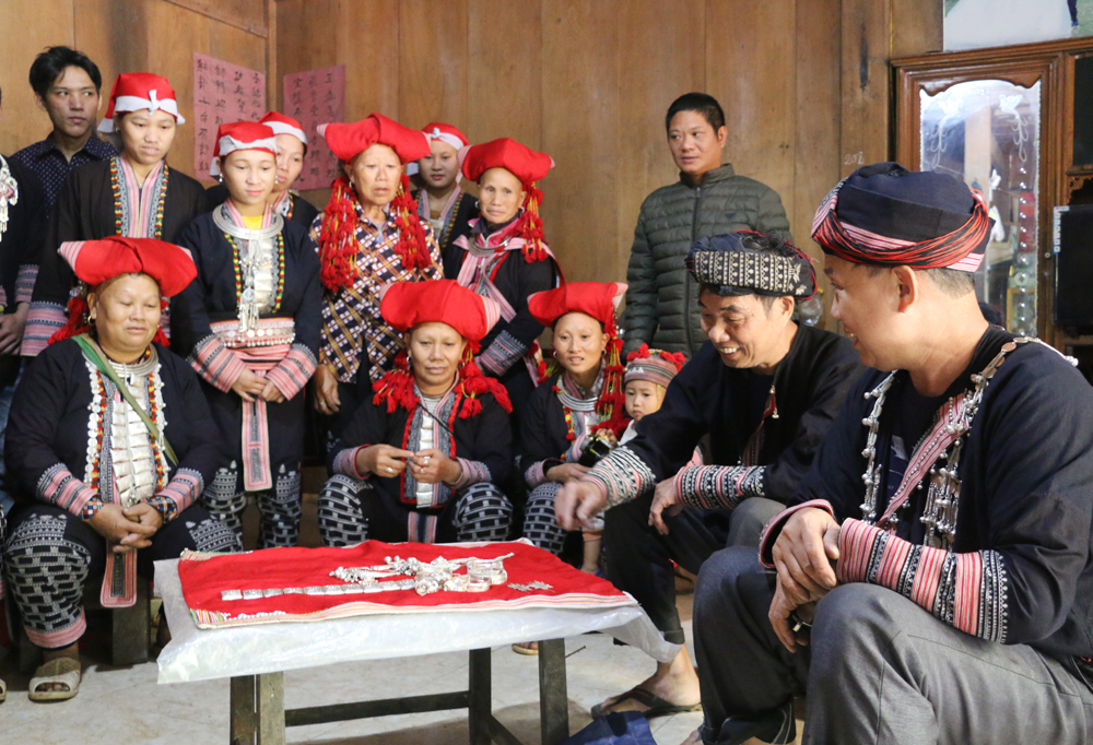 Người Dao tự hào về nghề chạm khắc bạc. Ảnh: TL Người Dao tự hào về nghề chạm khắc bạc. Ảnh: TL