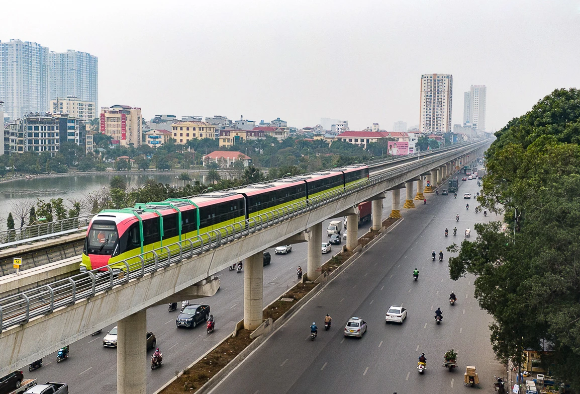 Đoàn tàu đầu tiên của tuyến metro số 3 Nhổn- ga Hà Nội bắt đầu lăn bánh bước vào giai đoạn chạy thử nghiệm.