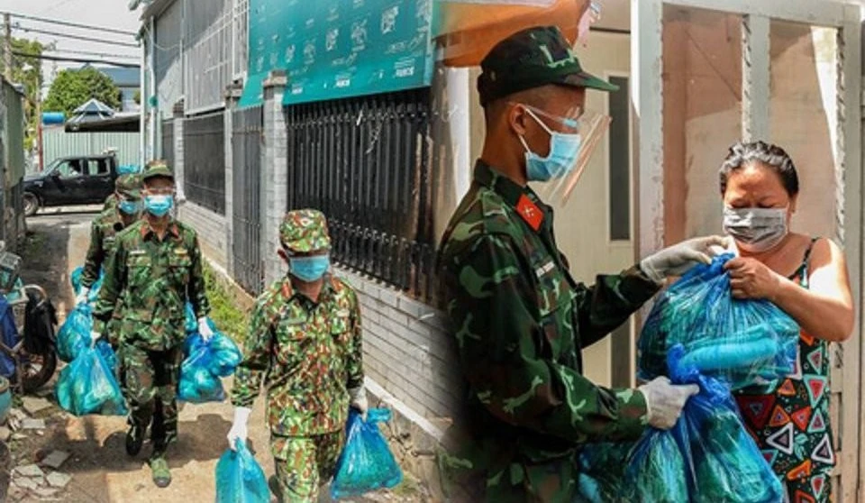 Bộ đội “đi từng ngõ, gõ từng nhà” trao thực phẩm cho người dân vùng dịch. (Ảnh minh họa nguồn internet).