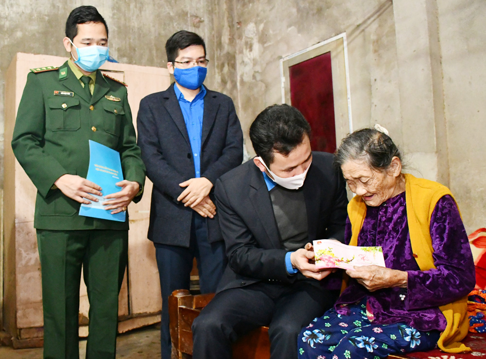 Nhiều đảng viên lão thành cách mạng, mẹ Việt Nam Anh hùng không khỏi xúc động trước sự tri ân của thế hệ trẻ. Nhiều đảng viên lão thành cách mạng, mẹ Việt Nam Anh hùng không khỏi xúc động trước sự tri ân của thế hệ trẻ.