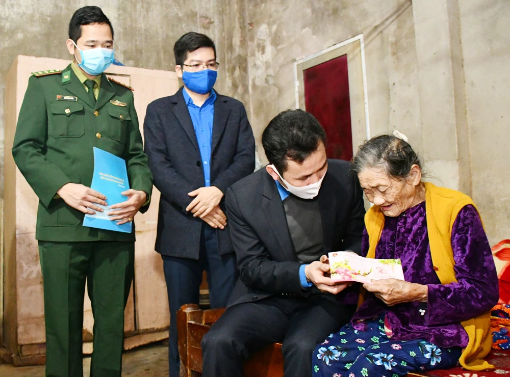 Nhiều đảng viên lão thành cách mạng, mẹ Việt Nam Anh hùng không khỏi xúc động trước sự tri ân của thế hệ trẻ. Nhiều đảng viên lão thành cách mạng, mẹ Việt Nam Anh hùng không khỏi xúc động trước sự tri ân của thế hệ trẻ.