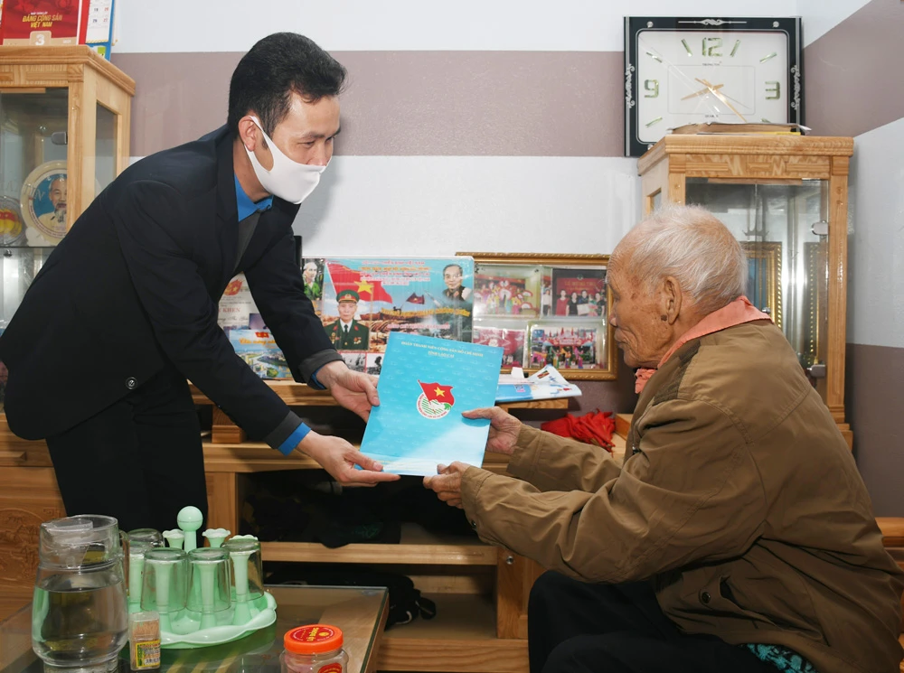 Thăm, tặng quà ông Trương Khắc Thục, đảng viên 72 năm tuổi Đảng tại phường Bình Minh. Thăm, tặng quà ông Trương Khắc Thục, đảng viên 72 năm tuổi Đảng tại phường Bình Minh.