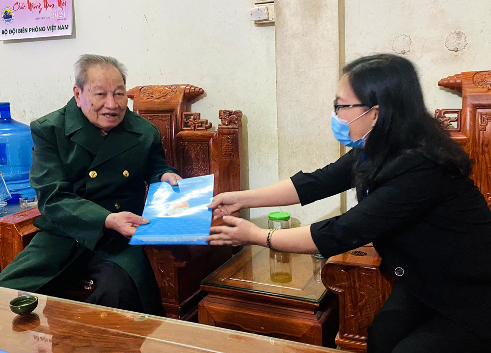 Đảng viên Tống Chư, phường Kim Tân vui mừng khi nhận được quà Tết đầy ý nghĩa. Đảng viên Tống Chư, phường Kim Tân vui mừng khi nhận được quà Tết đầy ý nghĩa.