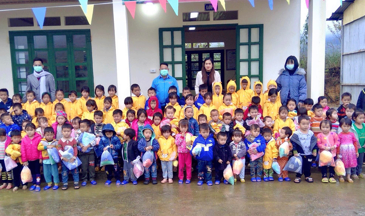 Nhũng món quà ý nghĩa dành tặng các em học sinh.