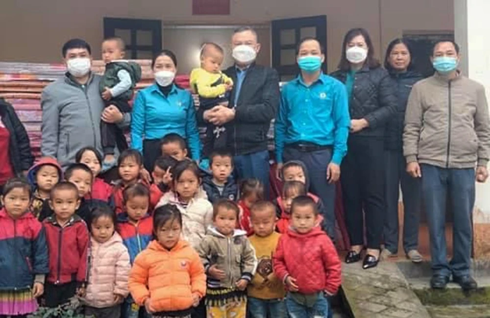 Tặng đệm cho các em học sinh Trường Mầm non xã Nậm Chảy. Các em học sinh được sử dụng đệm mới để chống rét.