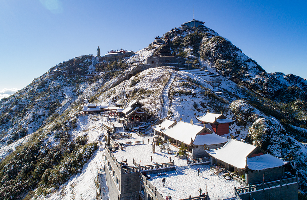 Từ sáng sớm 9/2 đỉnh núi Fansipan đã phủ tuyết trắng tạo lên một khung cảnh vô cùng độc đáo. Tuyết trên đỉnh Fansipan xuất hiện rất dày, có nơi phủ đến 60cm. Cảnh vật huyền ảo. Khung cảnh đẹp như châu Âu khi tuyết phủ. Bình minh trên đỉnh Fansipan trong tuyết phủ. Hoàng hôn trên đỉnh Fansipan vẫn đầy tuyết. Mây trắng và tuyết phủ trên đỉnh Fansipan. Khu du lịch tâm linh của Sun World Fansipan Legend trên đỉnh Fansipan cũng đầy tuyết. Từ sáng sớm 9/2 đỉnh núi Fansipan đã phủ tuyết trắng tạo lên một khung cảnh vô cùng độc đáo. Tuyết trên đỉnh Fansipan xuất hiện rất dày, có nơi phủ đến 60cm. Cảnh vật huyền ảo. Khung cảnh đẹp như châu Âu khi tuyết phủ. Bình minh trên đỉnh Fansipan trong tuyết phủ. Hoàng hôn trên đỉnh Fansipan vẫn đầy tuyết. Mây trắng và tuyết phủ trên đỉnh Fansipan. Khu du lịch tâm linh của Sun World Fansipan Legend trên đỉnh Fansipan cũng đầy tuyết.