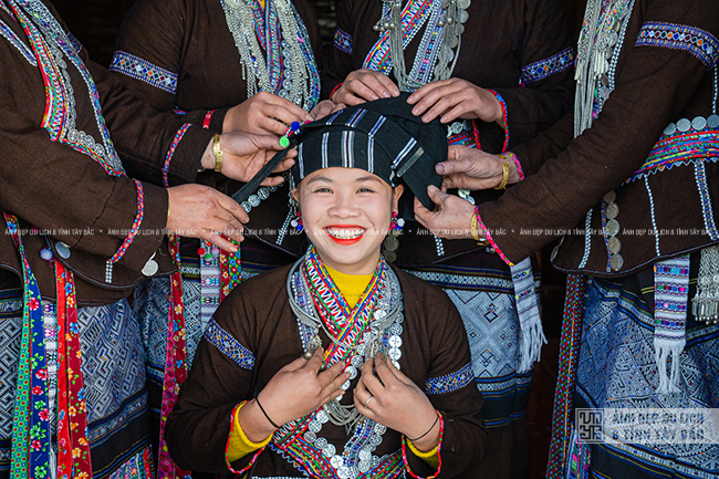 Các nghệ sỹ Lào Cai tham&nbsp;gia triển lãm ảnh nghệ thuật du lịch Tây Bắc&nbsp; ảnh 10