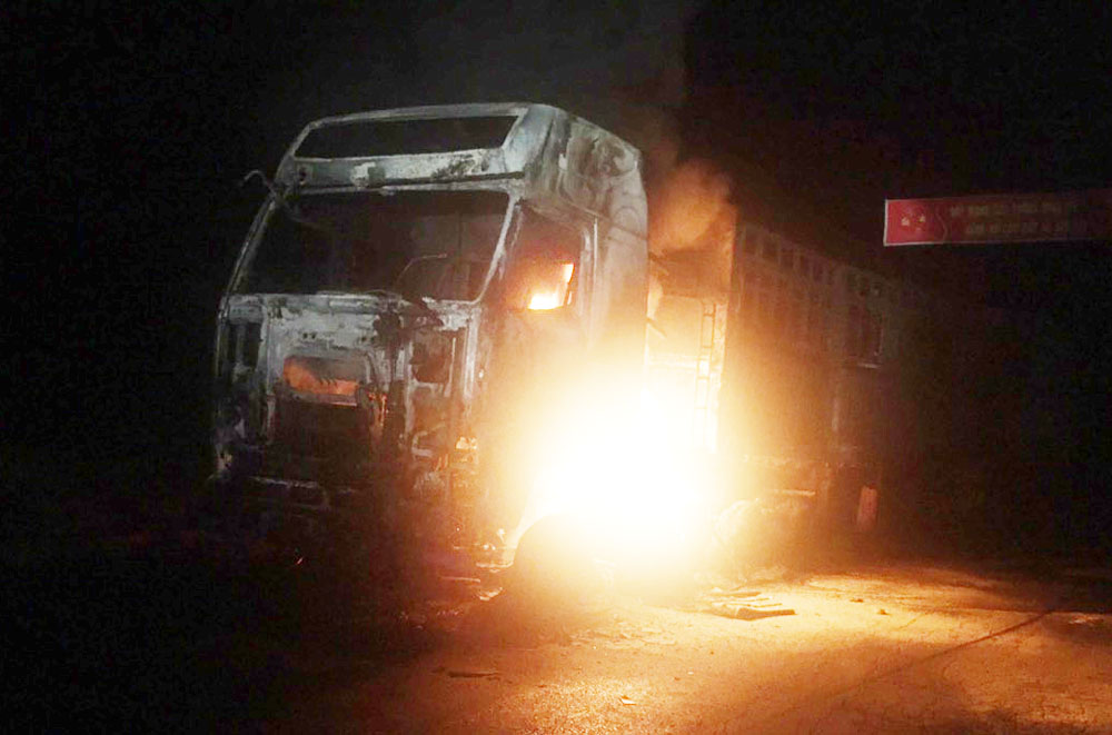 Vụ cháy xảy ra vào khoảng 18h ngày 23/2 trên Quốc lộ 279, đoạn qua xã Khánh Yên Thượng, huyện Văn Bàn.