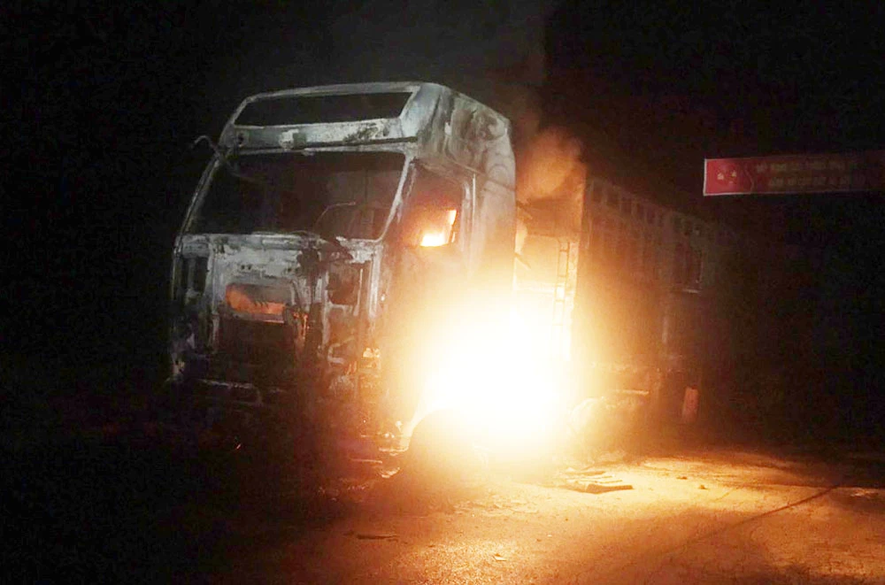 Vụ cháy xảy ra vào khoảng 18h ngày 23/2 trên Quốc lộ 279, đoạn qua xã Khánh Yên Thượng, huyện Văn Bàn.