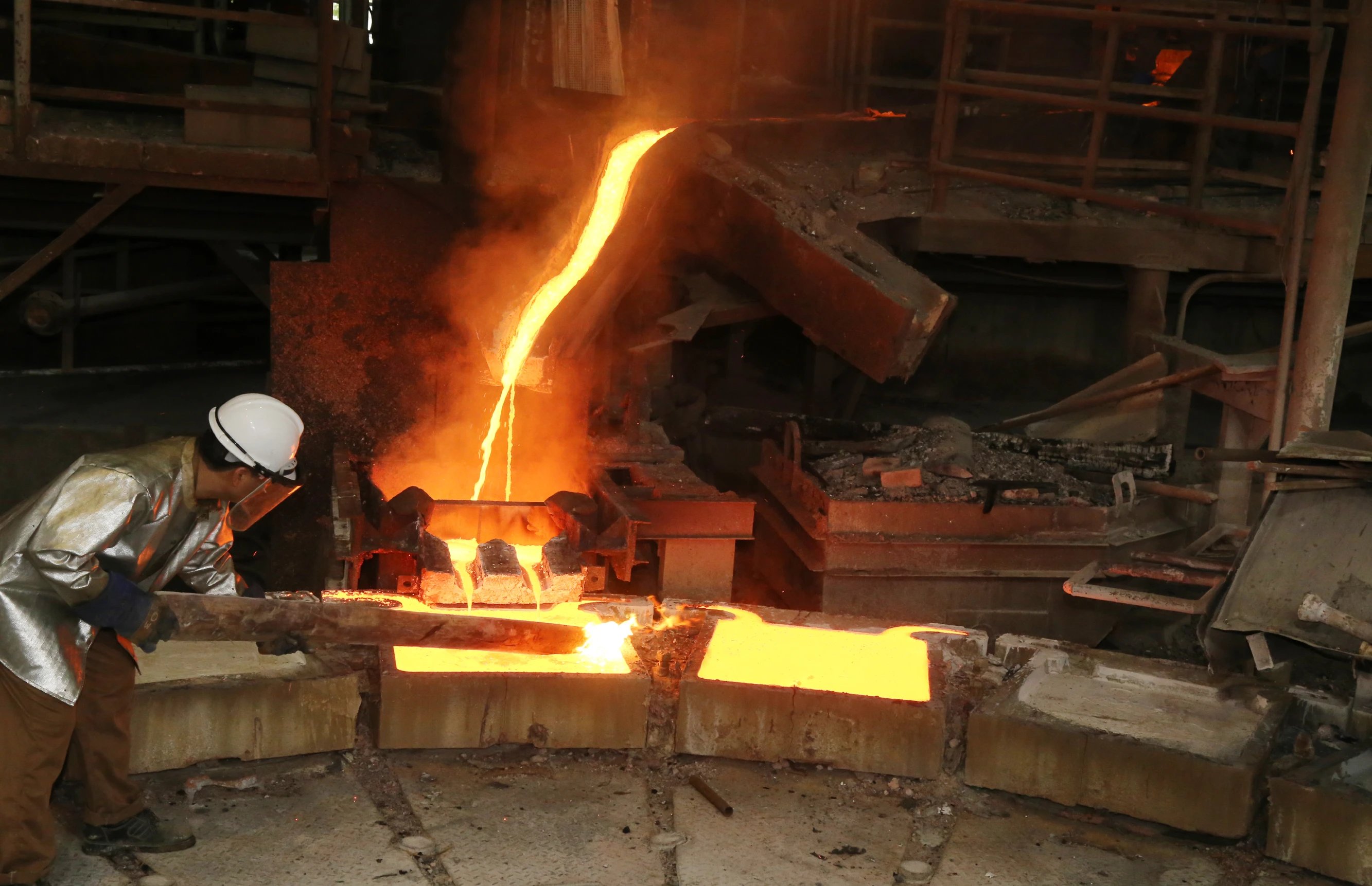 Công nhân Chi nhánh Luyện đồng Lào Cai bước vào ca tràn đầy niềm vui và khí thế mới.