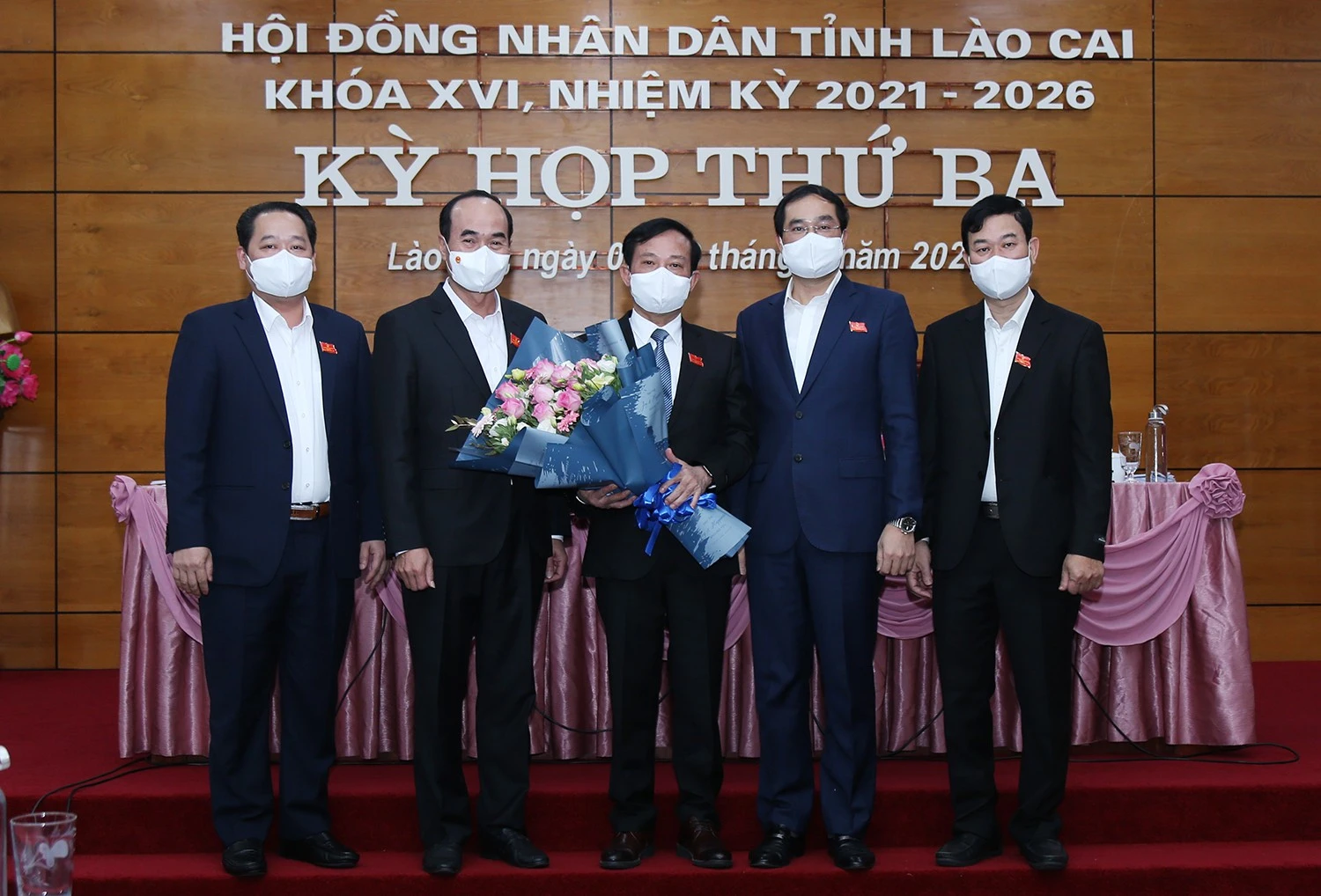 Kỳ họp thứ Ba, HĐND tỉnh: Các đại biểu thảo luận tại hội trường ảnh 2