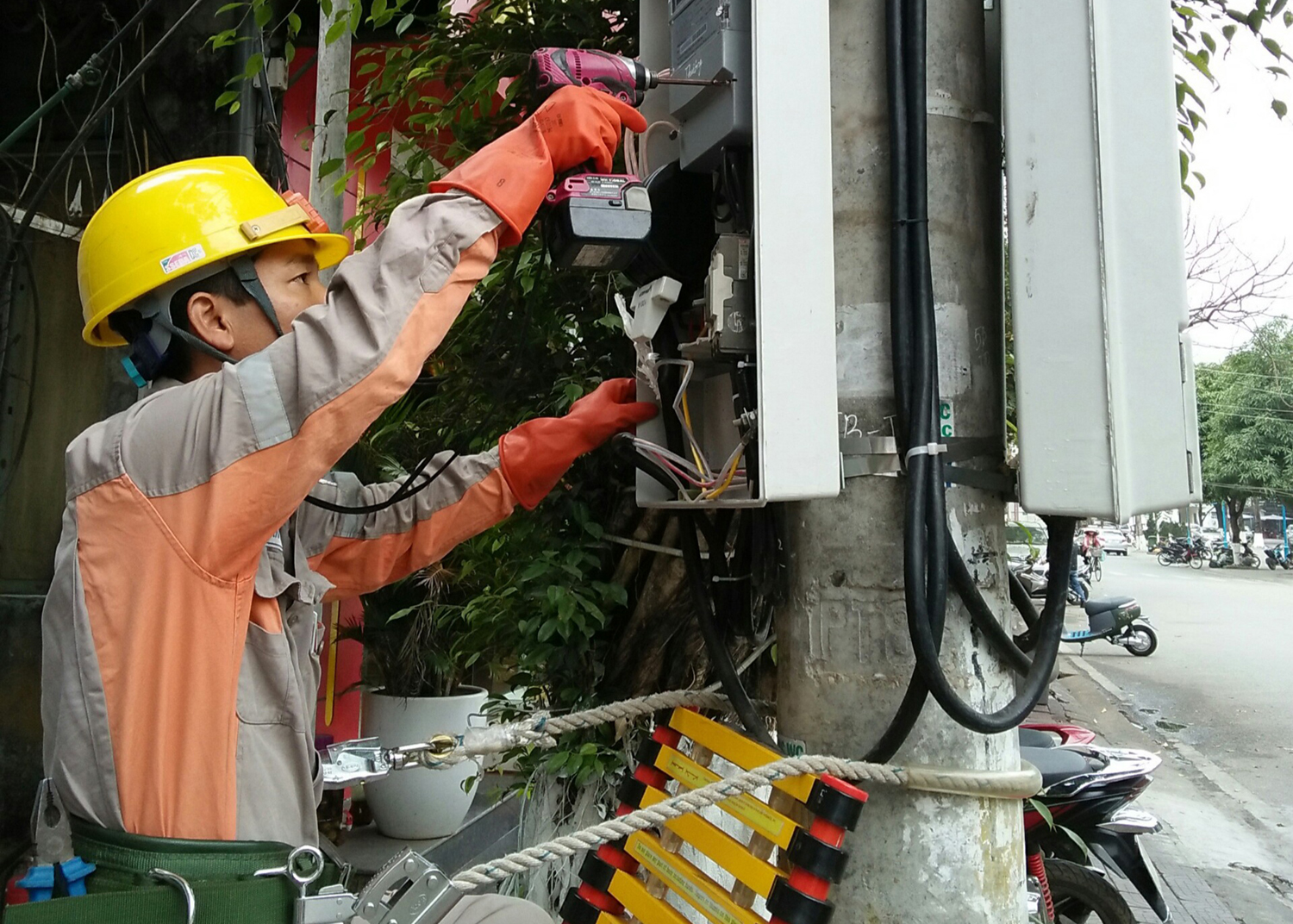 Nhân viên Điện lực thành phố Lào Cai xử lý sự cố giúp khách hàng trong những ngày cận Tết.