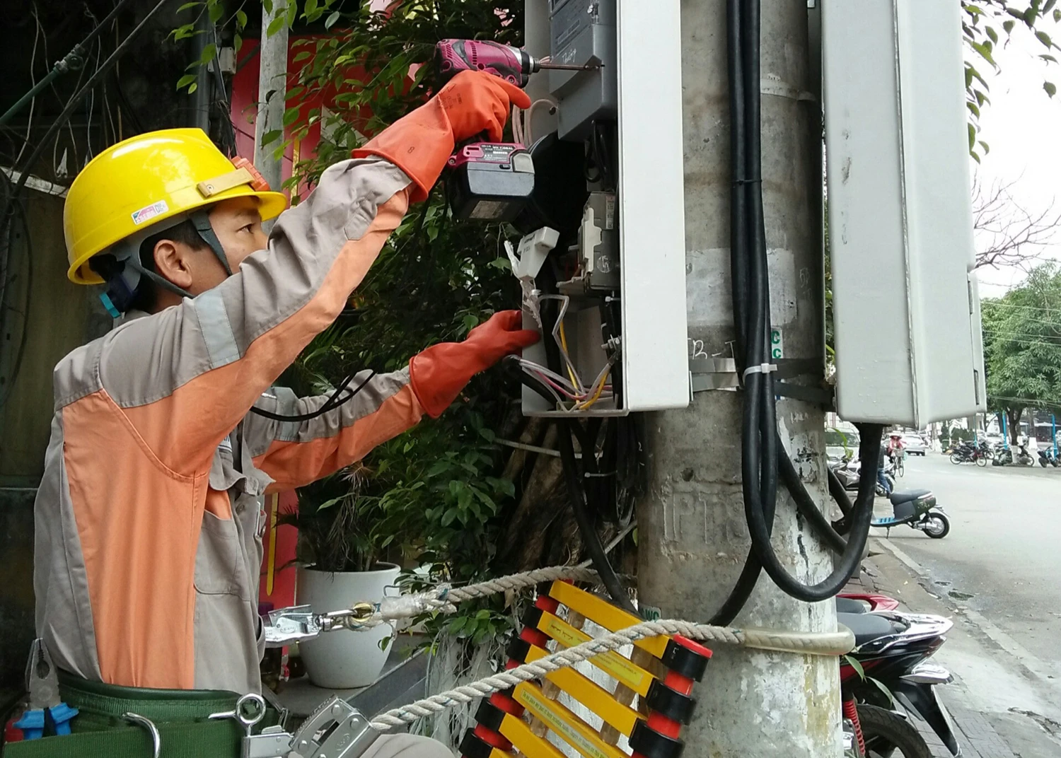 Nhân viên Điện lực thành phố Lào Cai xử lý sự cố giúp khách hàng trong những ngày cận Tết.