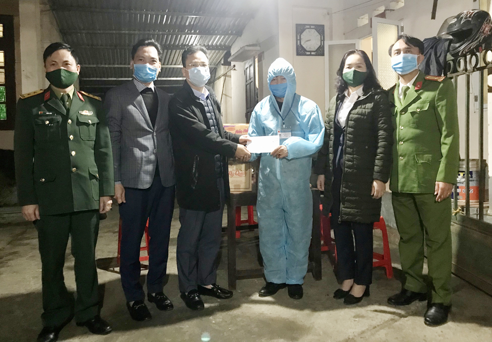 Tặng quà lực lượng làm nhiệm vụ trên chốt đèo Khau Co.