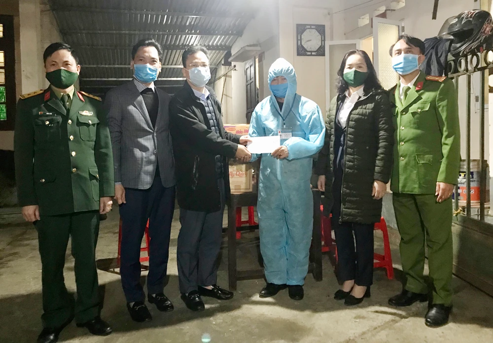 Tặng quà lực lượng làm nhiệm vụ trên chốt đèo Khau Co.