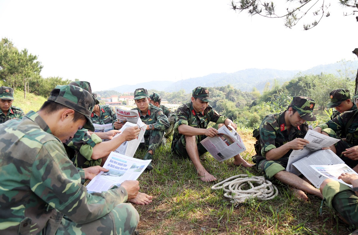 Trong 30 năm sau ngày tái lập tỉnh, Báo Lào Cai đã đóng góp một phần không nhỏ vào việc đưa thông tin đến với cán bộ, chiến sỹ và nhân dân các dân tộc trong tỉnh. Trong 30 năm sau ngày tái lập tỉnh, Báo Lào Cai đã đóng góp một phần không nhỏ vào việc đưa thông tin đến với cán bộ, chiến sỹ và nhân dân các dân tộc trong tỉnh.