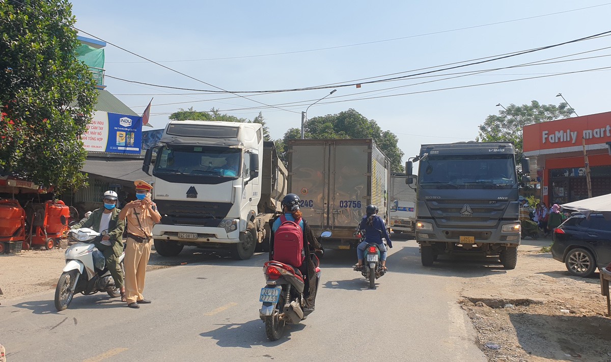 Lực lượng cảnh sát giao thông rất vất vả để phân luồng giao thông trên Quốc lộ 4E từ thành phố Lào Cai đi huyện Bảo Thắng. Lực lượng cảnh sát giao thông rất vất vả để phân luồng giao thông trên Quốc lộ 4E từ thành phố Lào Cai đi huyện Bảo Thắng.