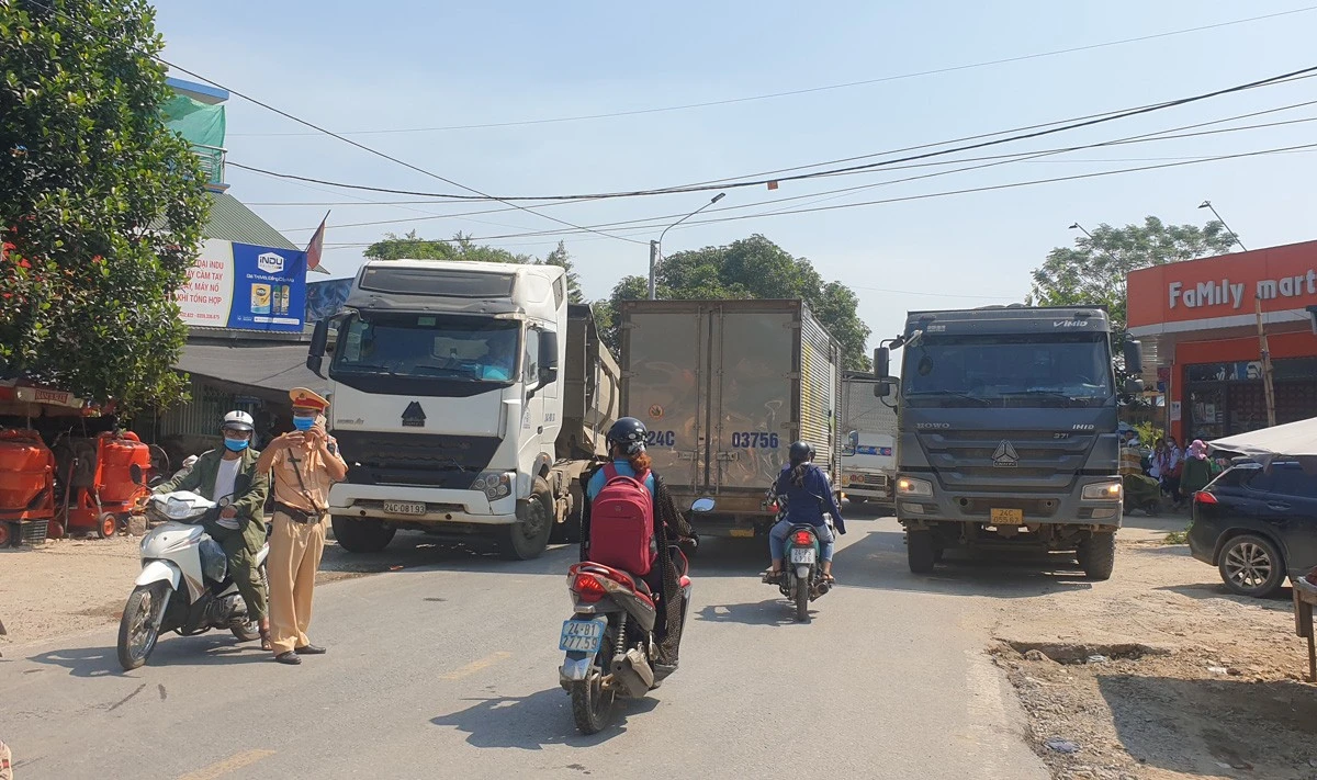 Lực lượng cảnh sát giao thông rất vất vả để phân luồng giao thông trên Quốc lộ 4E từ thành phố Lào Cai đi huyện Bảo Thắng.