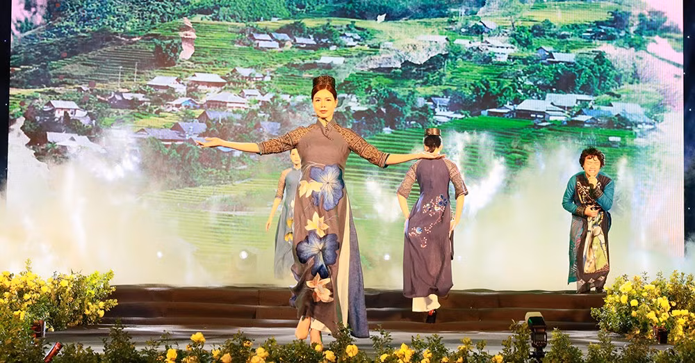 Người Mông rất cầu kỳ và tinh tế trong việc lựa chọn hoa văn thêu trên trang phục.