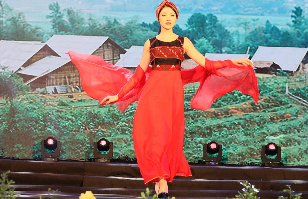 Trang phục dân tộc Xa Phó ấn tượng bởi sự cầu kỳ, tuyệt đẹp và đầy tính nghệ thuật.