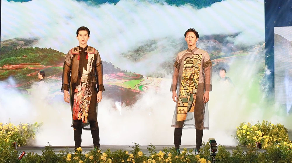 Hoa văn trang mục Mông được nhà thiết kế Vũ Việt Hà kết hợp cùng áo dài.