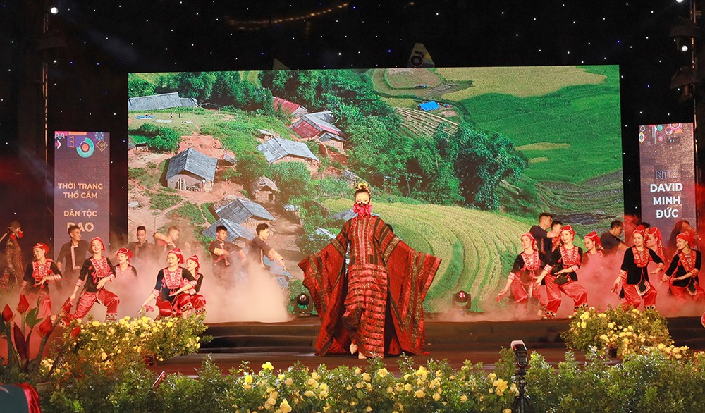 Trang phục người Dao có màu đỏ rực rỡ làm chủ đạo. Trang phục người Dao có màu đỏ rực rỡ làm chủ đạo.