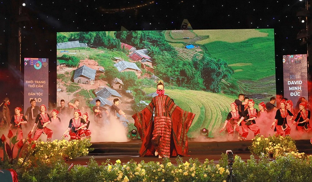 Trang phục người Dao có màu đỏ rực rỡ làm chủ đạo.