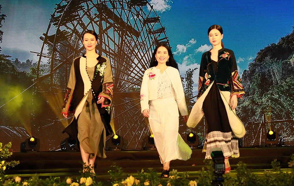 Nhà thiết kế Minh Minh gây ấn tượng với bộ sưu tập thời trang thổ cẩm Thái.