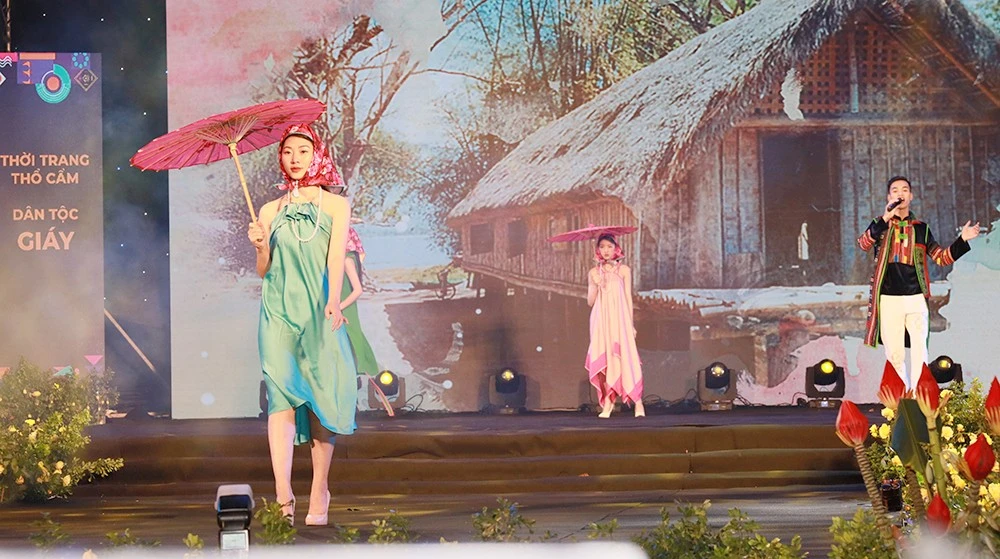 Ấn tượng thời trang nghệ thuật “Thổ cẩm – Câu chuyện tình yêu” ảnh 4