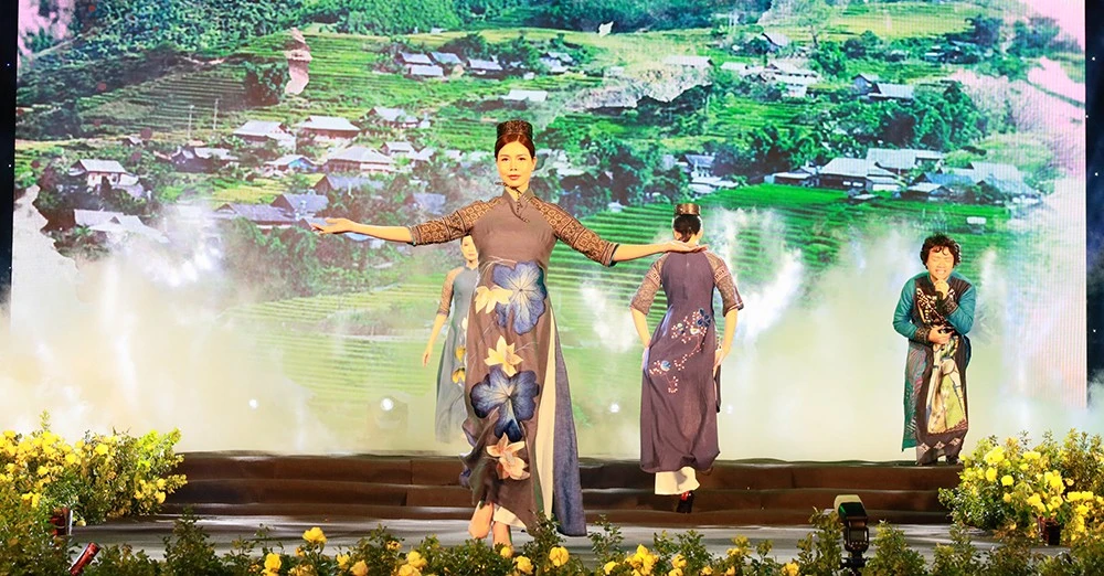 Người Mông rất cầu kỳ và tinh tế trong việc lựa chọn hoa văn thêu trên trang phục.