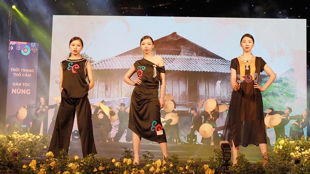 Thổ cẩm Lan Rừng khéo léo đưa hoa văn trang phục người Nùng lên thời trang hiện đại. Thổ cẩm Lan Rừng khéo léo đưa hoa văn trang phục người Nùng lên thời trang hiện đại.