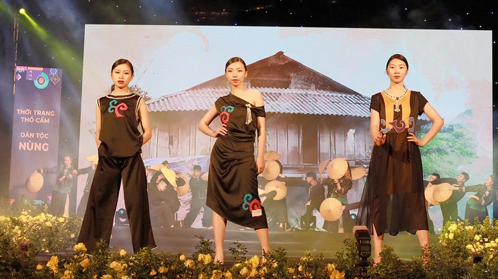 Thổ cẩm Lan Rừng khéo léo đưa hoa văn trang phục người Nùng lên thời trang hiện đại.