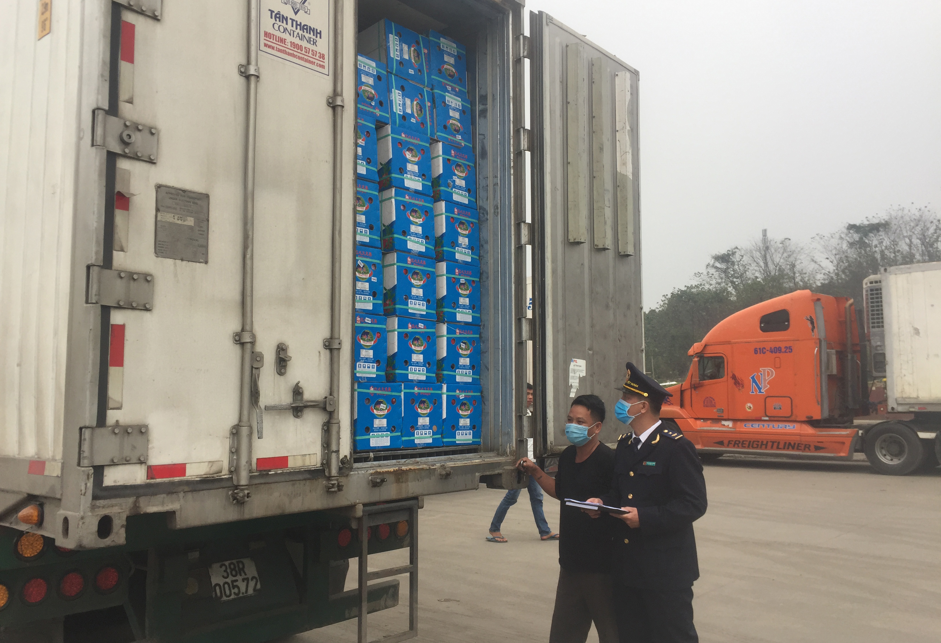 Cán bộ hải quan kiểm tra hàng hoá xuất khẩu.